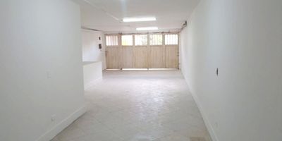 Local en arriendo cerca a parques, supermercados, restaurantes, rutas de transporte publico y servicios complementarios. Piso en baldosa, 1 espacio, baño privado, energia monofasica, KVA 20. Inmuebles sujetos a verificación de disponibilidad.
