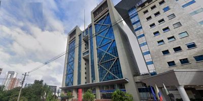 Oficina para arriendo en el poblado sector milla de oro. en importante centro empresarial, ubicada en el quinto piso del edificio, cerca al Centro Comercial Oviedo y Santafé sobre la Avenida del Poblado, área de 70 m2 en un solo ambiente, cuenta con aire acondicionado,1 baño privado, parqueadero privado . los baños y la cocineta son de uso común para todo el piso, el edificio cuenta con vigilancia 24/7, 2 ascensores y amplias zonas comunes.
