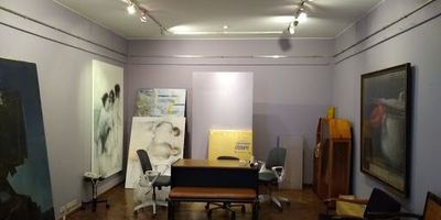 Edificio con dos locales comerciales en primer piso, dos oficinas o locales en el segundo piso, un apartamento dúplex en el tercer piso, cuenta con cinco parqueaderos frente al edificio.  Queda en la zona comercial, excelente vitrina comercial y zona de alto trafico peatonal, cinco baños, el ultimo piso es de doble altura.  Sin ascensor ni vigilancia