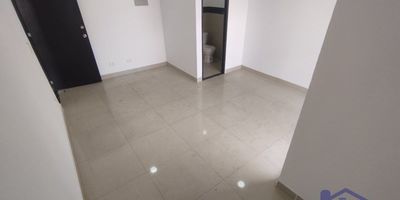 Oficina piso 4 de 25m2 , salón amplio, ventanal, 1 baño social, muy iluminado y ventilado, cerca a los ascensores, ubicado al lado de puerta del norte y estación niquia del metro.