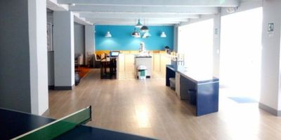 ¡Edificio Comercial en Arriendo en La Estrella, Manizales!

Oportunidad única para tu negocio en este moderno edificio esquinero de 750 m², diseñado para ofrecer comodidad, accesibilidad y excelente visibilidad. Su ubicación estratégica y doble fachada garantizan una gran exposición.

Espacios y Distribución:
Cuenta con 5 pisos bien iluminados y ventilados naturalmente. Los pisos 3 y 4 tienen acceso a nivel de calle y terraza. Además, dispone de ascensor y baño adaptado para personas con movilidad reducida.

Parqueadero y Accesibilidad:
Posibilidad de hasta 7 parqueaderos exteriores y accesos independientes por la Carrera 24, facilitando el flujo de clientes y empleados.

Opciones de Arriendo:
? Piso 1: $5.500.000 – 2 espacios con ingreso por la Cra 24.
? Piso 2: $4.000.000 – 2 espacios (95 m² cubiertos) con acceso por la Cra 24.
? Piso 3 y 4: $8.000.000 – 2 espacios con terraza, corredor y ascensor exclusivo.

¡Haz crecer tu negocio en un espacio moderno y bien ubicado! Contáctanos para más información y agenda tu visita.
