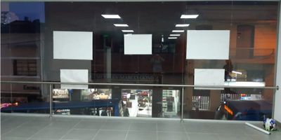 Local en Arriendo en el Centro de Manizales ?✨

¡Ubicación estratégica en pleno Centro de Manizales! Ideal para tu negocio.

? Características:
Área de 11.4 m², perfecto para emprendimientos.
Ubicado en primer piso, de fácil acceso.
Cuenta con ascensor para mayor comodidad.
Excelente ubicación, en zona comercial de alto flujo.

? No incluye garaje.

? Aprovecha esta oportunidad para posicionar tu negocio en una zona clave. ¡Contáctanos! ??
