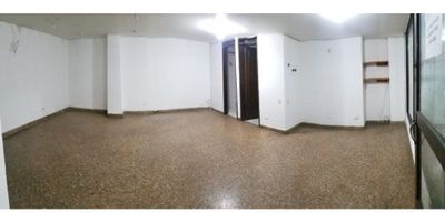 ? ¡Se Alquila Local u Oficina en el Centro!

Aprovecha esta oportunidad de alquilar un local u oficina con una excelente ubicación en el centro de la ciudad. Este espacio amplio y versátil es ideal para diversas necesidades comerciales y profesionales.

? Espacio y Distribución: Con un área construida de 36 m² y ubicado en el primer piso, este local ofrece suficiente espacio para adaptarse a tus requerimientos comerciales o de oficina. Los suelos de mármol proporcionan un ambiente elegante y fácil de mantener.

? Ubicación y Entorno: Situado en el corazón del centro, cerca de centros comerciales, parques y con fácil acceso al transporte público, este local ofrece conveniencia y visibilidad para tu negocio. La zona comercial circundante garantiza un alto tránsito de personas, ideal para negocios que buscan captar clientes potenciales.

? Ventajas Adicionales: La presencia de vigilancia las 24 horas y servicio de portería aseguran la seguridad y tranquilidad necesarias para operar de manera efectiva. Además, la proximidad a parques y otras áreas de recreación proporciona un entorno agradable para clientes y empleados.

¡No dejes pasar esta oportunidad de establecer tu negocio o oficina en un lugar estratégico y bien comunicado en el centro de la ciudad! Contáctanos hoy mismo para más información y para programar una visita.
