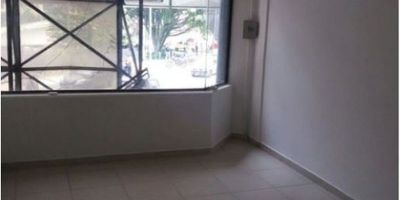 ? ¡Alquiler de local en el Centro de Manizales!

Aprovecha esta excelente oportunidad de alquilar un local comercial en un sector privilegiado del centro de Manizales, ideal para emprendedores y negocios que buscan visibilidad y accesibilidad.

? Espacio Funcional: Con un área construida de 17 m², este local en el segundo piso de un centro comercial es perfecto para una boutique, almacén de ropa o calzado, o juguetería. La fachada en vidrios templados asegura una excelente iluminación y atractivo visual.

?️ Comodidades del Local: El suelo de cerámica/mármol proporciona durabilidad y un aspecto moderno. La vista panorámica añade un valor adicional, haciendo el espacio más agradable para los clientes.

? Ubicación y Entorno: Situado en un centro comercial en una zona con acceso pavimentado, este local está cerca de colegios, universidades, parques y sobre una vía principal. La proximidad al transporte público facilita el acceso tanto para los clientes como para los empleados.

? Seguridad y Áreas Comunes: El local cuenta con vigilancia, ofreciendo un entorno seguro. Además, dispone de un área social que puede ser aprovechada para diferentes actividades comerciales.

¡No pierdas la oportunidad de establecer tu negocio en este local perfectamente ubicado en el Centro de Manizales! Contáctanos hoy mismo para más información y para programar una visita.
