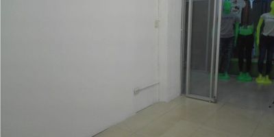 ¡Local Comercial en Arriendo en el Centro de Manizales! ?✨

Ubicado en un sector estratégico y de alto flujo peatonal, este local de 12 m² es perfecto para emprendedores y negocios que buscan visibilidad y accesibilidad.

Características del Local:
? Piso en cerámica, ideal para fácil mantenimiento.
? Excelente afluencia de público.
? Canon incluye servicio de agua.
? Luz con cuota fija de $38.000.
? Sin costo de administración.

¡Aprovecha esta oportunidad! Contáctanos para más información y agenda tu visita. ?
