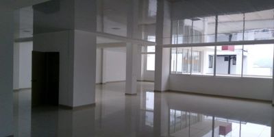 ¡Local en Arriendo en Avenida Santander, Manizales! ?✨

Estrena tu negocio en este amplio y moderno local ubicado en una de las zonas más comerciales y transitadas de Manizales. Su excelente ubicación te brinda gran visibilidad y fácil acceso para clientes.

Características del Local:
Espacios amplios y bien distribuidos.
Pisos en porcelanato que aportan un toque elegante y moderno.
Un baño para mayor comodidad.
Terraza amplia, ideal para diferentes tipos de negocio.

Ubicación y Accesibilidad:
Situado sobre la Avenida Santander, en una zona estratégica y de alto flujo comercial. Además, cuenta con bahía de parqueo para mayor comodidad de tus clientes.

¡No dejes pasar esta oportunidad! Contáctanos para más información y agenda tu visita. ?
