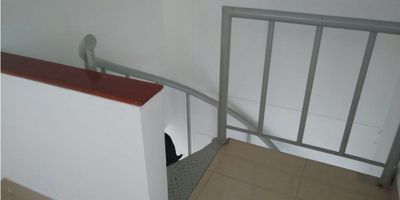 Local en Arriendo en el Centro de Manizales ?✨

Este amplio local de 2 niveles es perfecto para tu negocio, ubicado en una de las mejores zonas comerciales de la ciudad.

? Espacios Funcionales: Cuenta con ventanales grandes que ofrecen excelente iluminación, piso en porcelanato, y una práctica cocineta con gabinetes.

? Facilidades: Dispone de 1 baño y una zona de parqueo, brindando comodidad para clientes y empleados.

? Ubicación Estratégica: En pleno Centro de Manizales, con fácil acceso y gran visibilidad.

¡No dejes pasar esta oportunidad! Contáctanos para más información y agenda tu visita. ??
