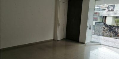 ? ¡Se arrienda LOCAL en Palogrande, Manizales!

Aprovecha esta oportunidad de alquilar un local amplio y bien ubicado en el reconocido sector de Palogrande, Manizales. Ideal para emprendedores y negocios que buscan una ubicación estratégica.

? Espacio Funcional: Con un área construida de 30 m², este local cuenta con 1 baño y 1 closet, ofreciendo el espacio necesario para diversas actividades comerciales.

?️ Comodidades del Local: El piso en porcelanato garantiza durabilidad y una apariencia moderna, ideal para recibir a tus clientes en un entorno profesional y atractivo.

? Ubicación y Entorno: Situado en una zona comercial y residencial, el local está cerca de centros comerciales y áreas urbanas, proporcionando una excelente visibilidad y acceso para tus clientes. Además, cuenta con fácil acceso al transporte público.

? Garaje y Más: La ubicación incluye opciones de garaje, ofreciendo comodidad y seguridad para el estacionamiento.

¡No pierdas la oportunidad de establecer tu negocio en este amplio y bien ubicado local en Palogrande, Manizales! Contáctanos hoy mismo para más información y para programar una visita.
