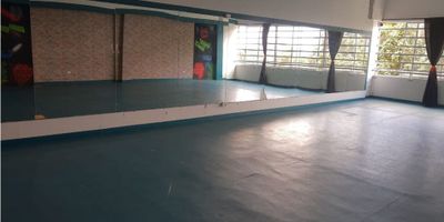 Edificio en Arriendo en Palermo, Manizales ?✨

Ubicado en una de las zonas más exclusivas de Manizales, este edificio de 4 niveles es ideal para empresas, oficinas o centros especializados que buscan amplitud y comodidad en un entorno residencial tranquilo.

? Espacios y Comodidades: Cuenta con 4 baños, áreas abiertas, vestier, lockers, recepción y zona húmeda, adaptándose a diversas necesidades.

? Facilidades de Parqueo: Dispone de bahía de parqueo, brindando comodidad para empleados y visitantes.

? Ubicación Estratégica: En Palermo, un sector residencial con fácil acceso, rodeado de servicios y con excelente conectividad.

¡No dejes pasar esta oportunidad! Contáctanos para más información y agenda tu visita. ??
