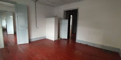 Casa en Arriendo en el Centro de Manizales ?✨

Disfruta de un amplio espacio en esta casa de 280 m², ideal para familias o negocios que buscan comodidad y ubicación estratégica en el corazón de Manizales.

? Espacios y Comodidades: Distribuida en dos niveles, cuenta con 4 alcobas, 2 baños, sala, comedor y cocina sencilla. Sus pisos en madera aportan un ambiente cálido y acogedor.

? Zonas Abiertas: Patio, zona de ropas y un corredor perfecto para disfrutar del aire libre.

? Ubicación Estratégica: En pleno centro, con fácil acceso a transporte, comercios y servicios esenciales.

¡No dejes pasar esta oportunidad! Contáctanos para más información y agenda tu visita. ??
