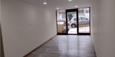 Local en Arriendo en La Estrella, Manizales ?✨

¡Haz crecer tu negocio en una ubicación estratégica! Este local de 30 m² en La Estrella es ideal para diferentes tipos de emprendimientos, con excelente iluminación y un ambiente acogedor.

? Espacios y Comodidades: Cuenta con piso en madera laminada y un baño, brindando un entorno funcional y moderno.

? Ubicación Privilegiada: En un sector de alta demanda, con fácil acceso y gran visibilidad para atraer clientes.

¡No dejes pasar esta oportunidad! Contáctanos para más información y agenda tu visita. ??
