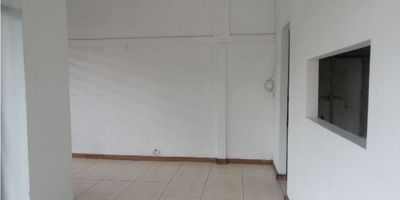 ¡Local en Arriendo en Av. Kevin Ángel, Manizales! ☕?️

Este acogedor local es ideal para cafeterías o restaurantes que buscan un espacio bien ubicado y funcional en una de las avenidas más transitadas de la ciudad.

? Características y Comodidades: Cuenta con 35 m² de área construida, un baño, cocineta y piso en cerámica, brindando un ambiente práctico y cómodo para tu negocio.

? Equipado con Gas: Perfecto para negocios del sector gastronómico que requieran este servicio.

? Ubicación Estratégica: Situado en la Av. Kevin Ángel, con alto flujo de personas y excelente accesibilidad.

¡Haz realidad tu negocio en el lugar perfecto! Contáctanos para más información o para agendar una visita.
