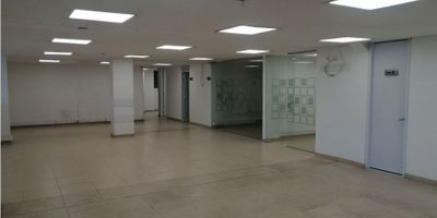 ¡Local en Arriendo en Alta Suiza, Manizales! ?✨

Amplio y bien iluminado, este local es ideal para empresas que buscan un espacio funcional en una zona estratégica de Manizales. Perfecto para call centers, oficinas o entidades del sector salud.

? Espacios y Comodidades: Con 213 m² construidos, el local está dividido en 4 salones/bodega, cuenta con baños para hombres y mujeres con orinales, área para lockers y aire acondicionado para mayor confort.

? Ubicación Estratégica: Situado en Alta Suiza, un sector con excelente conectividad y fácil acceso al transporte público.

¡Haz crecer tu negocio en el lugar ideal! Contáctanos para más información o para agendar una visita.
