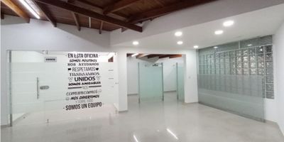 ¡Local en Arriendo en Palermo, Manizales! ?✨

Descubre este amplio e iluminado local, ideal para tu negocio en una de las zonas más dinámicas de Manizales. Con espacios versátiles y excelentes condiciones, es perfecto para oficinas, academias o emprendimientos que requieran amplitud y comodidad.

? Distribución y Comodidades: En el primer nivel encontrarás tres salones independientes, un baño para hombres y otro para mujeres, una cocina sencilla, zona de ropas y un amplio salón de aproximadamente 70 m². En el segundo nivel, un espacio amplio adicional y un baño brindan aún más opciones para adecuar tu negocio.

? Zona de Parqueo: Cuenta con espacio para estacionamiento, facilitando el acceso para clientes y colaboradores.

? Ubicación Estratégica: Situado en Palermo, una de las zonas más comerciales y residenciales de Manizales, con fácil acceso y cercanía a diversos servicios.

¡Aprovecha esta oportunidad para establecer tu negocio en un lugar ideal! Contáctanos para más información o para agendar una visita.
