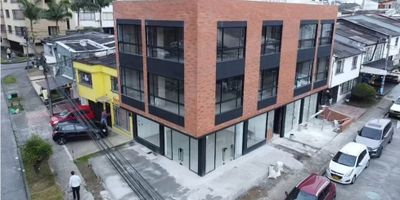 Se alquila amplio e iluminado local de 4 niveles, con excelente ubicación en sector exclusivo de la ciudad. Con faciles rutas de transporte público y cerca a restaurantes,universidades y zona rosa. 
