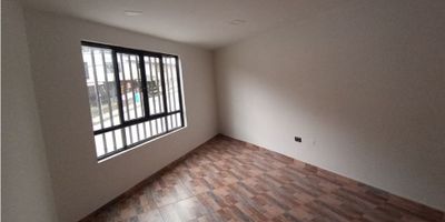 ¡Casa Comercial en Arriendo en Nogales, Manizales! ?✨

Aprovecha esta excelente oportunidad de renta en una casa comercial de 2 niveles, ideal para inversión o para quienes buscan un espacio con múltiples ambientes.

? Espacios y Comodidades: En el primer nivel, encontrarás un local con cocineta, un baño y piso en cerámica, perfecto para un negocio. Además, cuenta con un apartamento independiente con 1 habitación, cocina semi integral, patio y baño.

? Segundo Nivel: Dispone de un apartamento con 2 habitaciones con clóset, un baño, zona de ropas con patio y una cocina semi integral.

? Parqueo y Ubicación: La casa incluye garaje descubierto y bahía de parqueo, brindando comodidad y facilidad de acceso. Ubicada en Nogales, una zona estratégica con excelente conectividad.

¡No dejes pasar esta oportunidad! Contáctanos hoy mismo para más información o agendar una visita.
