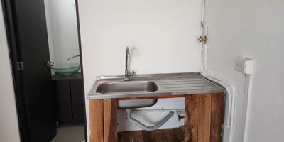 Se alquila local comercial bien ubicado en el sector universitario. Ideal para negocio de comidas. Se alquila con nevera incluida. 
