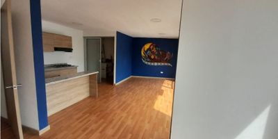 Alquiler de espectacular local ubicado en excelente sector de la ciudad, sobre avebida principal. Cuenta con 1 baño,3 salones  amplios e iluminados, cocina semi integral y zona de ropas, pisos en madera flotante y gas propano. 
