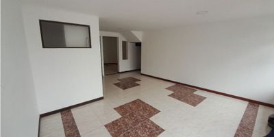 Alquiler de local amplio e iluminado en excelente sector de la ciudad. Cuenta con 1 baño, 2 salones y patio. Ubicado en la zona comercial, cerca a la avenida principal. 

