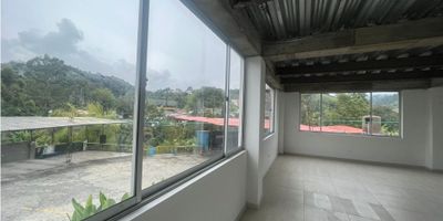Se arrienda excelente local comercial de 72 metros cuadrados en la Florida, con 1 baño, cocineta, pisos en ceramica, muy bien iluminado y zona de parqueo. Muy bien ubicado, con facil acceso. 
