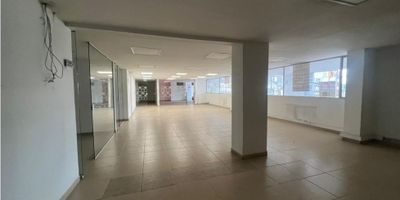 Amplio e iluminado local en Cumbres suizas con 3 oficinas en división de vidrio templado, 2 baterías de baño, una para hombres y otra para mujeres, con manera de adecuar cocineta, zona de lockers.

 

Disponible para renta.
