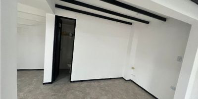 Amplio local en alquiler por avenida principal, muy buenas rutas de acceso.Consta de 1 baño, pisos en cerámica, gas natural.

Disponible para renta inmediata.
