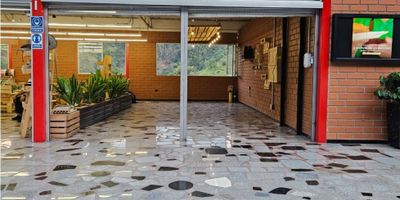 Alquiler de espectacular local comerical sobre  la Autopista de café. Con antejardín, amplio,iluminado y muy bien ubicado. 
