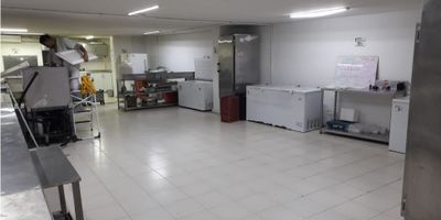 Amplio local para restaurante en vía principal, muy bien iluminado y bastante amplio, excelente ubicación.

Consta de un baño, gas natural, recepción, pisos en cerámica
