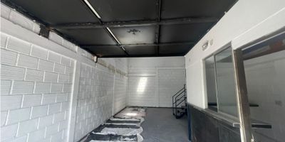 ¡Local Comercial para Arrendar en Villamaría, Caldas!

Descubre este excelente local en Villamaría, ideal para potenciar tu negocio. Con 75 metros cuadrados de área y una impresionante altura de 7 metros, este inmueble se distribuye en dos ambientes que incluyen 2 baños y una cocina sencilla. Además, cuenta con luz trifásica, lo que lo hace perfecto para actividades comerciales exigentes.

Características del Inmueble:


 Área: 75 m²
 Altura: 7 metros
 Dos ambientes
 2 baños
 Cocina sencilla
 Luz trifásica


Ubicación y Accesibilidad:
Ubicado en una zona muy segura y con excelente ubicación, el local ofrece fácil acceso a transporte público, brindándote todas las ventajas para el desarrollo de tu negocio.

¡No pierdas la oportunidad de establecer tu actividad comercial en este magnífico local en Villamaría, Caldas! Contáctanos para más información y para agendar una visita.
