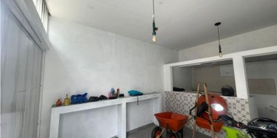 Se arrienda excelente local en la Camelia. Consta de un ambiente, 1 baño, con cocina sencilla, pisos en ceramica y excelentes acabados. Ubicado en zona exclusiva y segura, con facil acceso y transporte publico cercano. 
