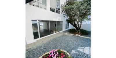 Se arrienda excelente local en Palermo. Consta de un ambiente grande, y otro para oficina, 2 baños, patio muy grande y agradable, pisos en ceramica y excelentes acabados. Ubicado en zona segura con facil acceso y transporte publico. 
