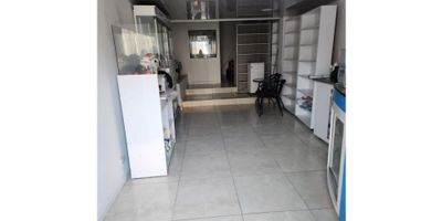 Se arrienda excelente local en Palermo. Consta de un ambiente grande, cocina integral,  1 baño, puerta de entrada en vidrio templado, pisos en ceramica y excelentes acabados. Ubicado en zona segura con facil acceso y transporte publico. 
