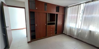 ¡Apartaestudio para Arrendar en Palermo, Manizales!

Disfruta de este apartaestudio amplio e iluminado, ubicado en uno de los sectores más exclusivos de Manizales. Ideal para quienes buscan un espacio moderno, funcional y con excelente conectividad.

Características del Inmueble:


 Sala-comedor
 1 alcoba con clóset
 1 baño
 Cocina semi integral equipada con gas natural y calentador
 Zona de ropas
 Pisos en cerámica
 Garaje cubierto


El apartaestudio se encuentra en un conjunto cerrado que ofrece vigilancia y portería, garantizando la seguridad y tranquilidad que buscas.

¡No pierdas la oportunidad de vivir en este encantador apartaestudio en Palermo, Manizales! Contáctanos para más información y para agendar una visita.
