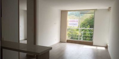 ? ¡Apartamento para arrendar en Manizalesl! ?

Este encantador apartamento en alquiler te ofrece todo lo que necesitas para una vida cómoda y moderna en la vibrante ciudad de Manizales, ubicada en la hermosa región de Caldas. Con una ubicación privilegiada y una variedad de comodidades, este hogar te brinda la oportunidad de disfrutar de una experiencia de vida única.

Características del Apartamento:


 2 Alcobas y 2 Baños: Perfecto para una familia pequeña, una pareja o una persona soltera.
 2 Closets: Espacio suficiente para almacenar tus pertenencias de manera organizada.
 Parqueadero Descubierto: Seguridad y comodidad para tu vehículo.
 Vigilancia 24 Horas: Tranquilidad y protección para ti y tus seres queridos.


Detalles Especiales:


 Baño Auxiliar y Baño en la Habitación Principal: Privacidad garantizada para todos los residentes.
 Barra Estilo Americano: Ideal para compartir momentos y comidas con tus seres queridos.
 Calentador: Para mantener una temperatura agradable en el hogar en cualquier época del año.
 Cocina Integral Equipada: Prepara deliciosos platos con facilidad.
 Gas Domiciliario: Servicio continuo y seguro para tu comodidad.


Amenidades y Servicios Externos:


 Acceso Pavimentado: Fácil movilidad dentro y fuera del edificio.
 Área Social y Cancha de Fútbol: Espacios perfectos para la recreación y el entretenimiento.
 Parqueadero para Visitantes: Comodidad para tus invitados.
 Portería y Recepción: Atención y servicio para los residentes.
 Servicio de Vigilancia 24 Horas: Seguridad y tranquilidad garantizadas.


¡Haz de Este Apartamento Tu Nuevo Hogar!

Con todas estas características y comodidades, este apartamento es la opción ideal para aquellos que buscan un estilo de vida moderno, cómodo y seguro en la ciudad de Manizales. ¡No dejes pasar esta oportunidad de hacer de este lugar tu nuevo hogar! Contáctanos hoy mismo para más información y agenda una visita. ¡Te estamos esperando con los brazos abiertos