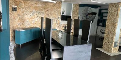 ¡Apartamento amoblado en Guayacanes, Manizales!

¿Buscas un lugar cómodo, moderno y listo para mudarte? ¡Este apartamento en Guayacanes es perfecto para ti!

Características:


 85 m² de espacio bien distribuidos
 2 habitaciones acogedoras ️️
 1 baño completo y moderno
 Cocina tipo americano semiintegral, ideal para preparar tus comidas favoritas
 Barra estilo americano, perfecta para desayunos rápidos o cenas informales ️
 Piso en porcelanato, elegante y fácil de limpiar ✨
 Gas domiciliario
 Amoblado con todo lo que necesitas para empezar a vivir desde el primer día ️️️
 Armarios empotrados y clósets para optimizar el espacio
 Parqueadero para carro pequeño
 Acceso pavimentado ️
 Ubicado en un sector tranquilo y familiar ‍‍‍


Beneficios:


 Cerca de centros comerciales, colegios, universidades y parques
 Fácil acceso a transporte público
 Zona residencial segura y tranquila ‍♀️
 Se renta amoblado por días o por mes, ideal para tu viaje de negocios o vacaciones ✈️


¡No pierdas esta oportunidad!

Contáctanos hoy mismo y agenda una visita.


 

¡Te esperamos!

#Manizales #Guayacanes #ApartamentoAmoblado #Arriendo #Inmobiliaria #Colombia
