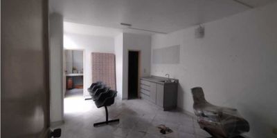 En el barrio Lleras, Manizales, cerca al Hospital, se encuentra un amplio y acogedor local comercial disponible para alquilar. Con una ubicación privilegiada, rodeado de una zona residencial y comercial, este inmueble de 220 M2 es perfecto para emprendedores que buscan establecer su negocio en una de las mejores zonas de la región.

Construido con materiales de alta calidad, este local cuenta con 5 amplias alcobas que brindan un espacio cómodo y versátil para adaptarlo a las necesidades de tu negocio. Además, cuenta con 2 baños completos que garantizan comodidad y privacidad tanto para ti como para tus clientes.


 Cuenta con gas domiciliario
 Cocina sencilla
 Patio
 5 alcobas
 2 baños


Finalmente, su ubicación en una zona comercial y residencial te brinda una versatilidad única. Por un lado, tendrás una amplia oferta de comercios y servicios a tu disposición, lo que puede ser atractivo para tus clientes. Por otro lado, también podrás disfrutar de un ambiente tranquilo y seguro para ti y tus empleados.


 Ideal para oficinas, IPS, consultorios


No pierdas la oportunidad de establecer tu negocio en este moderno y completo local en Manizales. ¡Contáctanos para obtener más información y agendar una visita!


 
