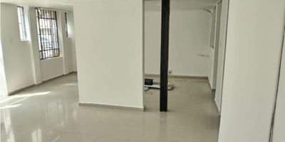 Este local para alquiler se encuentra ubicado en Manizales, una de las zonas más prometedoras del país para los negocios. Con un área construida de 22 M2, este inmueble es perfecto para aquellos emprendedores que buscan un espacio cómodo y estratégico para establecer su empresa.

Cuenta con un baño funcional y bien distribuido, ideal para el uso diario de los trabajadores y clientes. Además, sus características externas son ideales para cualquier tipo de negocio, ya que se encuentra en una zona de alto tráfico y cercano a importantes vías de acceso pavimentadas, lo que facilita la llegada de clientes.

La ubicación de este local es perfecta, ya que tiene la cercanía ideal con atractivos como colegios y universidades, lo que lo convierte en una excelente opción para establecer una tienda de productos o servicios dirigidos a estudiantes.

Sin duda, este local para alquiler ofrece todo lo necesario para cumplir con las exigencias de un negocio exitoso, no esperes más y contáctanos para visitar este increíble lugar.


