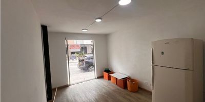 ? ¡Excelente LOCAL en ARRIENDO en La Estrella, Manizales! ?

Descubre este fantástico local disponible para arriendo en una ubicación privilegiada de La Estrella, Manizales. Aquí tienes los detalles:

? Características del Local:


 Área Privada: Con un espacio de 22 M2, ideal para tu negocio.
 Baños: Cuenta con un baño para la comodidad de tus clientes y empleados.
 Estrato: Se encuentra en el estrato 4, garantizando calidad en el entorno residencial.
 Piso: Ubicado en el primer piso para fácil accesibilidad.
 Servicios Básicos: Incluye agua y acceso a baño auxiliar.
 Ventanas Dobles: Con ventanas de doble panel para mejor aislamiento acústico y térmico.
 Suelo de Cerámica / Mármol: Con un suelo resistente y de fácil limpieza.
 Acceso para Discapacitados: Cumple con las normativas de accesibilidad para personas con movilidad reducida.
 Acceso Pavimentado: Fácil acceso vehicular y peatonal.
 Cercanía a Servicios: Cerca de centros médicos, comercios, colegios, parques y más.
 Zona Comercial y Residencial: Ubicado en una zona de alto flujo comercial y residencial.
 Zonas Verdes y Deportivas: Con acceso a áreas verdes y zonas deportivas para el disfrute.


?️ Ideal para Comercializar Productos: Perfecto para establecimientos comerciales y tiendas.

¡Aprovecha esta excelente oportunidad para llevar tu negocio al siguiente nivel en La Estrella!


 

Contáctanos para más información y agenda una visita hoy mismo. ?
