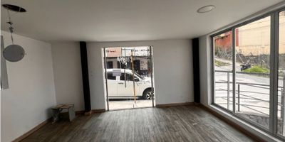 ? ¡Arriendo de LOCAL COMERCIAL en La Estrella, Manizales! ?

Descubre este hermoso local comercial disponible para arriendo en una ubicación privilegiada de La Estrella, Manizales. Aquí tienes los detalles:

? Características del Local:


 Área Privada: Con un espacio de 27 M2, perfecto para tu negocio.
 Baños: Cuenta con un baño para la comodidad de tus clientes y empleados.
 Estrato: Se encuentra en el estrato 4, garantizando calidad en el entorno residencial.
 Piso: Ubicado en el primer piso para fácil accesibilidad.
 Piso de Cerámica / Mármol: Con un suelo resistente y de fácil limpieza.
 Vista Panorámica: Disfruta de una vista amplia y panorámica desde el local.
 Acceso Pavimentado: Fácil acceso vehicular y peatonal.
 Área Social: Con espacio para eventos y reuniones sociales.
 Cercanía a Servicios: Cerca de centros médicos, comercios, colegios, parques y más.
 Zona Comercial: Ubicado en una esquina y en una zona de alto flujo comercial y residencial.
 Zonas Verdes y Recreativas: Con acceso a áreas verdes y zonas deportivas para el disfrute.


?️ Locales Aptos para Comidas: Este local es perfecto para establecimientos de comidas y restaurantes.

¡Aprovecha esta oportunidad para llevar tu negocio al siguiente nivel en La Estrella!


 

Contáctanos para más información y agenda una visita hoy mismo. ?
