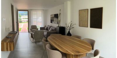 ? ¡Casa Campestre en La Florida para Arrendar | Condominio!

Disfruta de la paz y comodidad de vivir en una casa campestre ubicada en el exclusivo condominio de La Florida, Villamaría. Ideal para familias que buscan un entorno tranquilo y moderno.

? Espacios Amplios y Funcionales: Con un área construida de 95 m² en un terreno de 100 m², esta casa de dos niveles cuenta con una sala comedor, tres habitaciones con clóset, un estudio y tres baños, incluyendo uno en la habitación principal. La distribución está diseñada para ofrecer comodidad y funcionalidad en cada rincón.

?️ Comodidades de la Casa: La cocina integral está equipada con todas las facilidades necesarias. Además, la casa dispone de gas domiciliario y calentador, garantizando un ambiente confortable. El balcón, la terraza y el patio son perfectos para disfrutar del aire libre. Los suelos de cerámica/mármol añaden un toque elegante y son fáciles de mantener.

? Comodidad y Seguridad: La casa incluye un garaje descubierto y una zona de parqueo, proporcionando suficiente espacio para tus vehículos. El conjunto cerrado cuenta con portería y vigilancia, asegurando la tranquilidad y seguridad de los residentes.

? Amenidades del Condominio: Disfruta de una variedad de amenidades, como salón social, canchas deportivas y una piscina. Estas instalaciones son ideales para actividades recreativas y sociales sin salir del condominio.

? Ubicación Estratégica: Situada en un estrato 4, la casa se encuentra en una zona residencial con acceso pavimentado, rodeada de zonas verdes que brindan un entorno natural y relajante. La ubicación campestre ofrece la tranquilidad del campo con la conveniencia de estar cerca de la ciudad.

? Servicios y Características Adicionales: La casa cuenta con servicios de agua, electricidad, y doble ventana para un mejor aislamiento acústico y térmico. La zona de lavandería es práctica y bien ventilada, y el acceso pavimentado facilita la mo