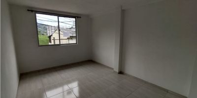 ? Arriendo Casa en Castilla, Manizales | Arriendos Manizales

Explora esta amplia y versátil casa en el sector de Castilla, ideal tanto para uso residencial como comercial. Ubicada estratégicamente frente al terminal, ofrece comodidad y accesibilidad.

? Amplios Espacios: Con un área privada de 72 m², esta casa se distribuye en tres niveles, ofreciendo un total de 8 habitaciones, dos de ellas con baño privado. Los espacios están diseñados para brindar confort y funcionalidad, tanto para vivir como para actividades comerciales.

?️ Comodidades: La casa cuenta con una cocina semi integral, zona de ropas y un garaje. Los cinco baños, tres de ellos con ducha eléctrica, aseguran comodidad para todos los residentes o usuarios.

? Accesibilidad y Seguridad: Ubicada frente al terminal, la casa tiene fácil acceso a transporte público y está cercana a parques, ofreciendo un entorno seguro y conveniente.

? Características Adicionales: Equipado con todas las facilidades modernas, incluyendo agua, electricidad, gas domiciliario, y suelos de cerámica/mármol. La propiedad también cuenta con acceso pavimentado y está ubicada en una zona exterior, brindando mayor tranquilidad y privacidad.

¡No pierdas la oportunidad de rentar esta espaciosa casa en Castilla, Manizales! Perfecta para adaptarse a tus necesidades residenciales o comerciales. Contáctanos hoy mismo para más información y para programar una visita.


