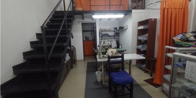 ? ¡Arriendo de Local en Versalles, Manizales! | Arriendos Manizales

¡Ubicación estratégica y versatilidad en un solo lugar! Este local comercial en el barrio Versalles es perfecto para emprendedores que buscan un espacio funcional y bien ubicado para su negocio.

? Espacio Funcional: Con un área de 29 m² más mezanine, este local es ideal para maximizar el espacio y adaptarlo a las necesidades de tu negocio. Cuenta con una cocineta sencilla y baño, ofreciendo comodidad para tu personal y clientes.

? Ambiente Luminoso y Práctico: Gracias a sus ventanas dobles, el local recibe luz natural y mantiene un ambiente agradable. Los pisos en cerámica facilitan la limpieza y aportan un aspecto moderno y profesional.

? Ubicación Exterior: Situado en una vía principal, este local ofrece excelente visibilidad y acceso directo a peatones y vehículos, ideal para atraer clientes.

? Entorno Comercial: Ubicado cerca de centros médicos, colegios, universidades y con transporte público cercano, es un espacio perfecto para diferentes tipos de comercio, desde oficinas hasta tiendas.

? Versatilidad en Uso: Actualmente, el local alberga un almacén de telas, demostrando su adaptabilidad a diversas actividades comerciales.

¡No dejes pasar esta oportunidad de ubicar tu negocio en una zona estratégica de Versalles! Contáctanos para más información y agenda tu visita.


