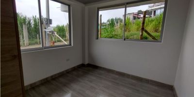 ? ¡Arriendo de Apartamento en El Arenillo, Manizales! | Arriendos Manizales

Este apartamento para estrenar de 72 m² es la opción ideal para quienes buscan tranquilidad y naturaleza, con la comodidad de un hogar moderno.

?️ Distribución Espaciosa: Cuenta con dos habitaciones bien iluminadas, cada una con sus respectivos clósets, además de un baño con ducha eléctrica, perfecto para el uso diario.

?️ Comodidades: La sala comedor tiene un diseño abierto, conectado a la cocina semi integral que cuenta con todas las facilidades necesarias para preparar tus comidas favoritas. La zona de ropas es amplia y funcional.

? Zona de Parqueo: Incluye espacio de parqueo, brindando comodidad para estacionar tu vehículo.

? Entorno Natural: Disfruta de una vista panorámica espectacular y de las zonas verdes que rodean el apartamento, ideales para quienes buscan vivir en un entorno más campestre.

? Acceso: Aunque la entrada es en destapada con placa huella, el apartamento está ubicado en una zona residencial tranquila, con fácil acceso a servicios básicos y transporte público.

¡No pierdas la oportunidad de vivir en este hermoso apartamento en El Arenillo, rodeado de naturaleza y tranquilidad! Contáctanos para más información y agendar una visita.


 
