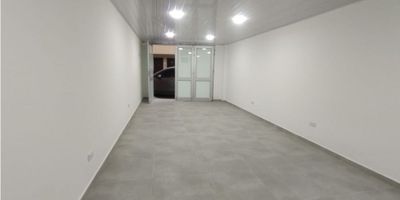 ? ¡Local en Arriendo en Avenida Paralela, Manizales!

Perfecto para emprendedores y pequeños negocios, este local ofrece comodidad y una ubicación estratégica para aprovechar el flujo comercial de la zona.

? Características del Espacio:


 Área privada: 32 m², ideal para adaptarse a diferentes tipos de negocio.
 Baño completo con ducha, brindando mayor comodidad.
 Pisos en cerámica/mármol para un acabado moderno y fácil mantenimiento.


? Ubicación Estratégica:


 Ubicación exterior sobre la Avenida Paralela, con excelente visibilidad y acceso.
 Cerca de centros comerciales, colegios, universidades y centros médicos.
 Zona con acceso pavimentado y transporte público cercano.


? Ideal para:
Negocios pequeños, oficinas o servicios que requieran un espacio compacto y funcional en una zona de alta movilidad.

¡Contáctanos para más información y asegura tu espacio hoy mismo! ?


