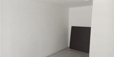 ? Arriendo Local en Avenida Santander, Manizales | Oportunidad Comercial

¡Increíble oportunidad para tu negocio en la prestigiosa Avenida Santander de Manizales! Este local comercial es ideal para quienes buscan una ubicación estratégica y amplia visibilidad.

? Espacio Funcional: Con un área privada de 24 m², este local te ofrece el espacio perfecto para desarrollar tu actividad comercial o de servicios. Su diseño incluye un baño auxiliar, brindando comodidad tanto para clientes como para empleados.

?️ Comodidades: El local cuenta con suelo de cerámica/mármol, garantizando un fácil mantenimiento y un ambiente profesional. Además, el acceso pavimentado asegura comodidad para la movilidad.

? Ubicación y Acceso: Situado en un sector exclusivo, este local en el 5º piso es ideal para oficinas, servicios o tiendas, y está conectado con áreas comunes y sociales que añaden valor a la experiencia de quienes lo visitan.

Si buscas un espacio bien ubicado y funcional en la Avenida Santander, ¡este local es para ti! Contáctanos hoy mismo para más información y agenda tu visita.


