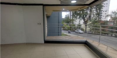 ? Arriendo Local en Villapilar, Manizales | Ideal para Negocio o Vivienda

✨ Características Principales:


 Área privada: 38 m².
 Espacio versátil, ideal como local comercial o apartaestudio.
 Cuenta con cocineta, baño, y próximamente con ducha instalada.
 Ubicado en un primer piso, con acceso cómodo y funcional.


? Facilidades y Ubicación:


 Parqueadero descubierto y visitantes.
 Excelente ubicación sobre vía principal, cerca de colegios, universidades, parques, y servicios médicos.
 Acceso a transporte público y zonas comerciales.


? Oportunidad Única:
Este espacio combina practicidad y una ubicación estratégica. ¡Perfecto para invertir o habitar! Contáctanos para más detalles. ?


 
