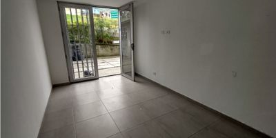 ? Arriendo Local en Los Cámbulos, Manizales – 40 m²

✨ Características destacadas:


 Área: 40 m².
 Incluye: Cocineta, baño y acceso directo a la calle.
 Ubicación: Nivel -1, cerca al Terminal de Transportes.
 Estrato: 3.


? Ventajas:


 Ubicado sobre vía principal con acceso pavimentado.
 Cercano a transporte público y zonas de alta afluencia.
 Ideal para negocios que buscan visibilidad y comodidad.


? Invierte en una ubicación estratégica con alto potencial comercial!


 
