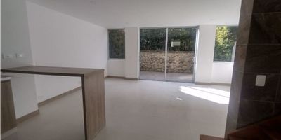 ? Arriendo Casa en La Florida, Villamaría | ¡Vive con Estilo y Comodidad!

? Características principales:


 3 habitaciones: Principal con baño privado y vestier, ideales para tu confort.
 3 baños (2 completos y 1 auxiliar) para mayor comodidad.
 Sala-comedor amplia y luminosa.
 Cocina integral con barra estilo americano, perfecta para compartir momentos especiales.
 Patio techado y zona de ropas independiente.


? Ubicación y entorno:
En un conjunto cerrado con vigilancia, zona infantil, y parqueadero descubierto. Cerca de vías principales y servicios, con ambiente seguro y tranquilo.

✨ Un espacio que combina funcionalidad y estilo:


 Ventanas dobles para iluminación y ventilación.
 Acabados modernos y áreas comunes bien mantenidas.


? ¡Agenda tu visita hoy y haz de esta casa tu próximo hogar!


 
