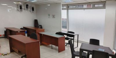 ? Oficina en Arriendo en el Centro de Manizales

Ubicada en una zona estratégica y de alta visibilidad, esta oficina es ideal para negocios que buscan comodidad y accesibilidad en el corazón de la ciudad.

? Espacio Amplio y Funcional:
Con un área privada de 48.5 m², cuenta con un salón grande con vista a la calle y un baño privado, perfecto para oficinas administrativas o corporativas.

? Comodidades y Servicios:


 Aire acondicionado para mayor confort.
 Suelo en cerámica/mármol de fácil mantenimiento.
 Servicios de agua y electricidad activos.


? Ubicación Estratégica:


 Cerca de centros comerciales y zonas urbanas.
 A pocos minutos de centros médicos y parques.
 Cerca de colegios y universidades.
 Fácil acceso a transporte público.


Un espacio ideal para tu negocio en el centro de Manizales. ¡Contáctanos y agenda una visita!


 
