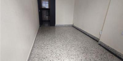 ? ¡Local en Arriendo en Chipre, Manizales!

? Ubicación Estratégica: Situado en una zona residencial tranquila, frente a la Institución Educativa Chipre, cerca de la Clínica Avidanti y el Almacén Bata.

? Espacio Funcional: 30 m² de área privada, con 1 baño, ideal para oficina, consultorio o pequeño comercio.

?‍♂️ Fácil Acceso: Ubicado en el primer piso, con acceso pavimentado y cerca de transporte público.

? Entorno Atractivo: Rodeado de colegios, universidades y parques, lo que garantiza un flujo constante de personas.

? ¡Agenda tu visita y haz crecer tu negocio en la mejor ubicación!


 
